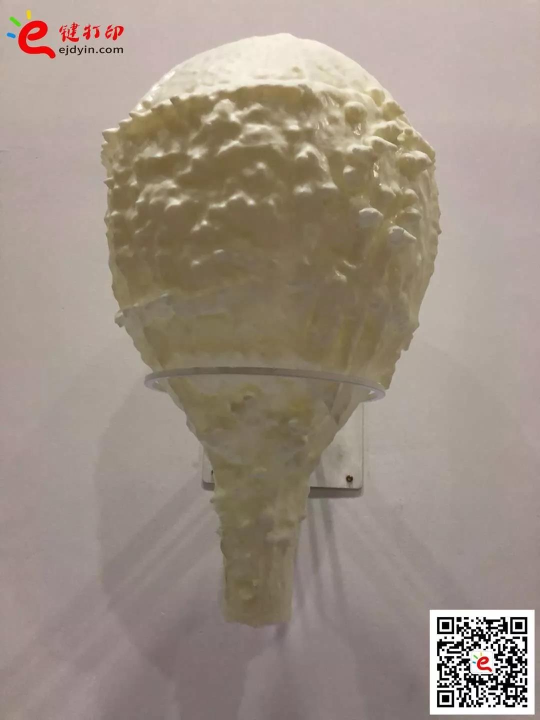 在展覽館中的《時(shí)間的形狀》