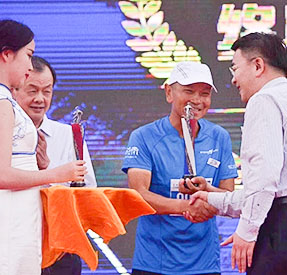 “七彩云南·秘境百馬”獎杯4